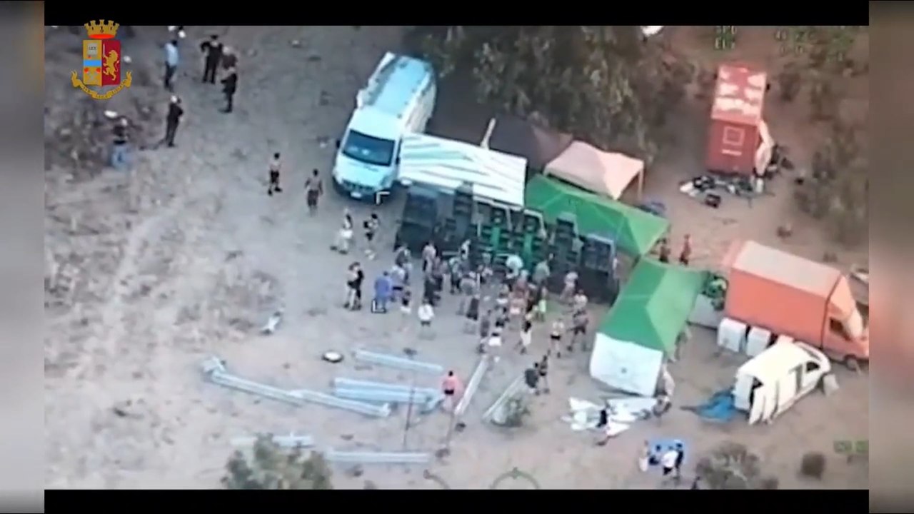 La Polizia circonda e sgombera un rave party nelle campagne di Caltanissetta