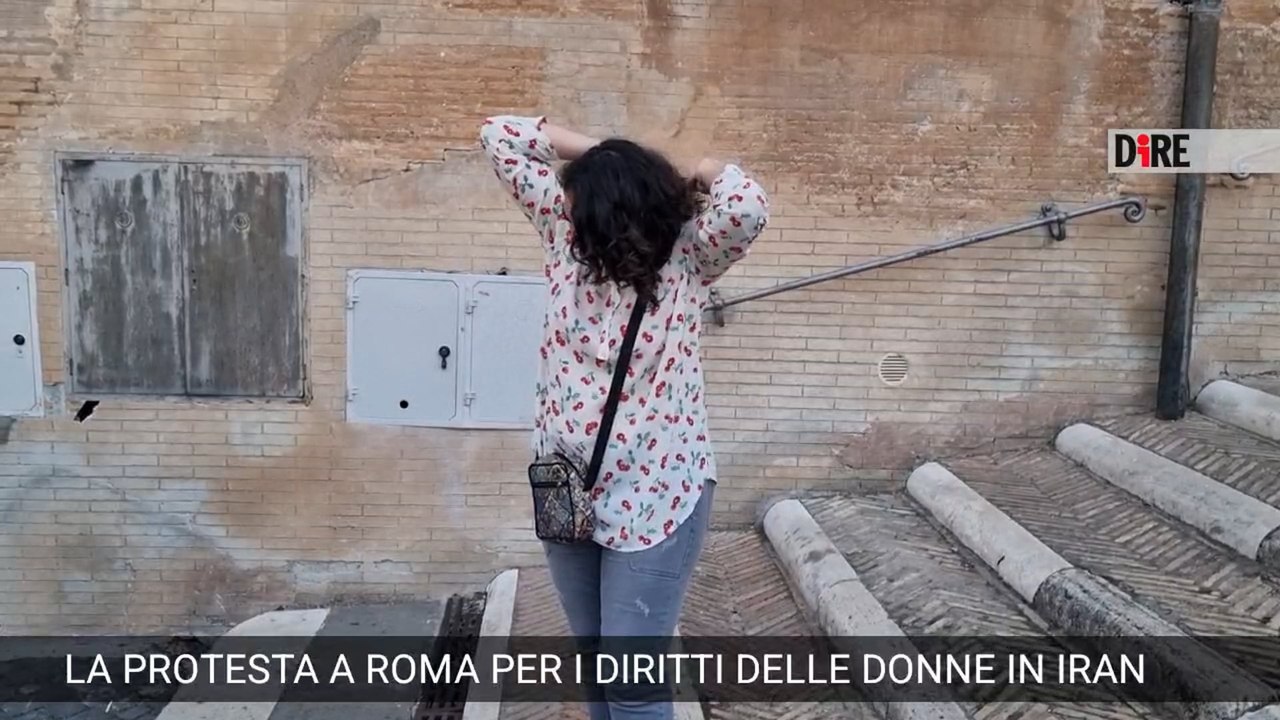 A Roma sit in di protesta contro l'Iran e tagli di capelli in piazza per Mahsa