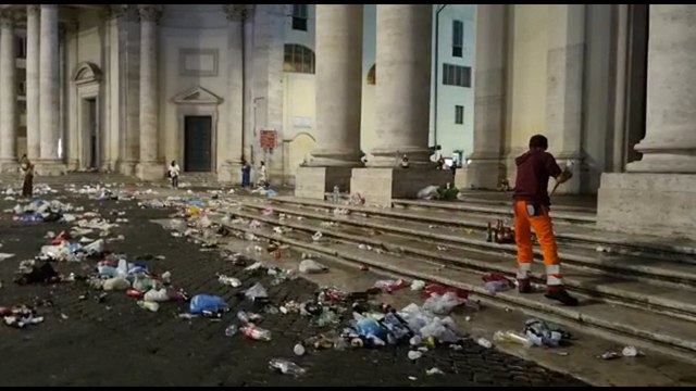 Roma-Betis Siviglia, i tifosi spagnoli inondano di rifiuti piazza del Popolo