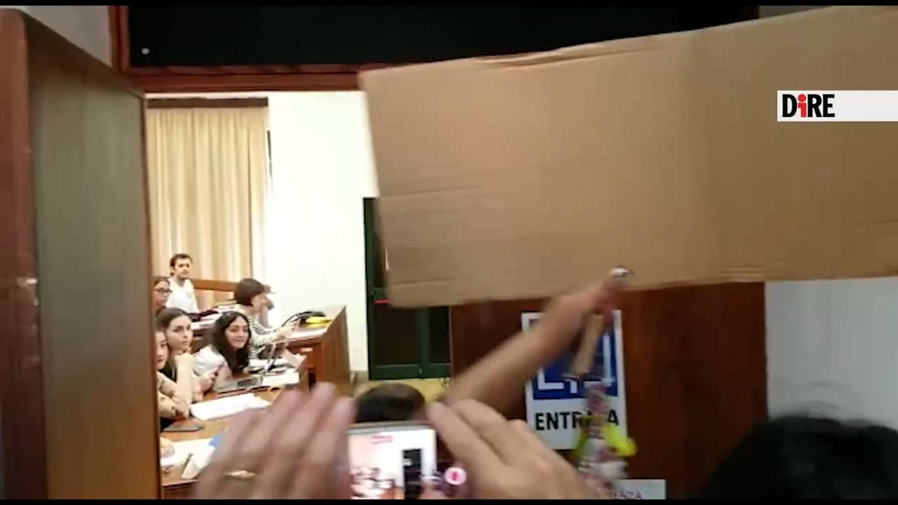 Dopo il crollo dell'Aula Magna gli studenti dell'Università di Cagliari occupano il Magistero