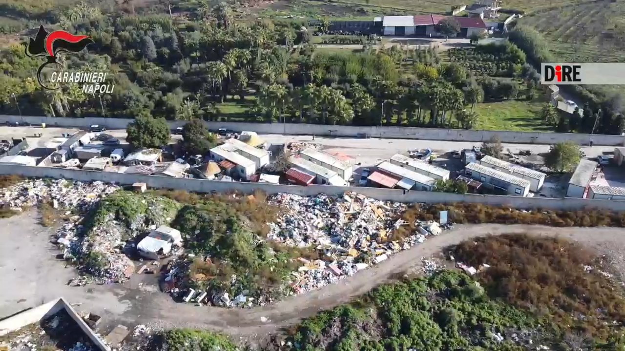 Non mandano i figli a scuola, blitz dei Carabinieri al campo Rom di Giugliano