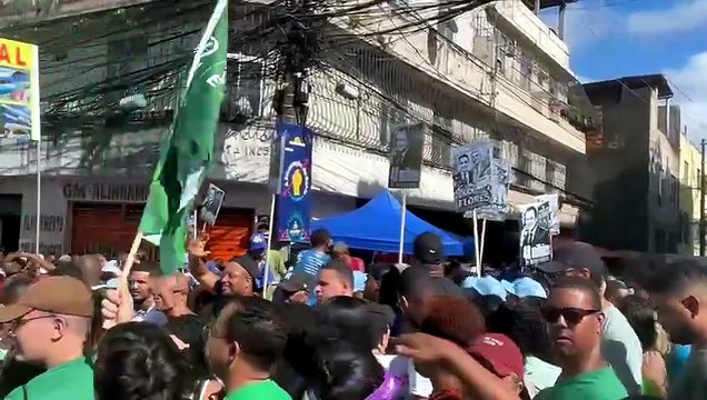 Manifestantes exibem cartazes com os dizeres Wagner Master e Rui Respiradores no 2 de Julho