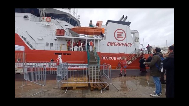 La nave Life support con 142 migranti è arrivata nel porto di Livorno