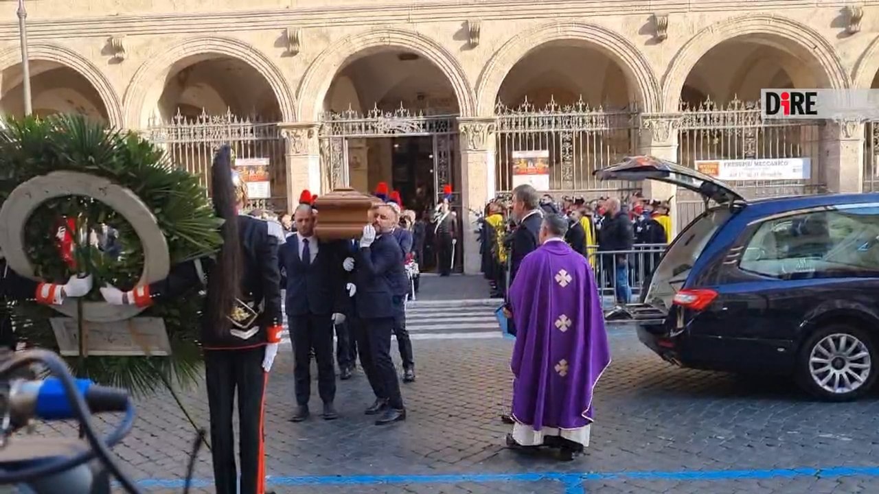 L'addio a Franco Frattini, a Roma in centinaia per i funerali di Stato