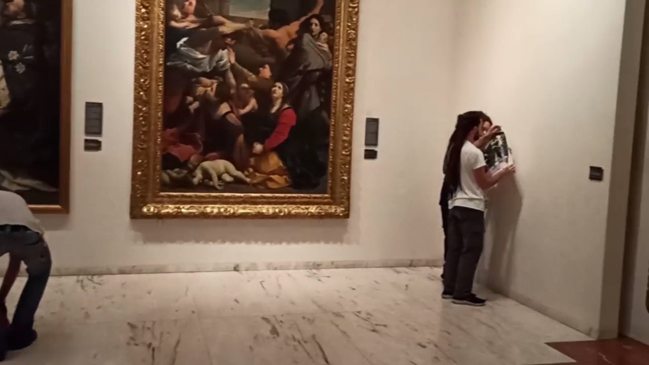 'Ultima Generazione' alla Pinacoteca di Bologna: "A Ischia strage degli innocenti del Governo"