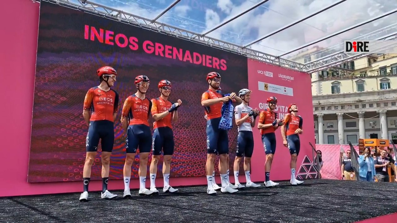 Filippo Ganna a Napoli per il Giro d'Italia con la sciarpa azzurra