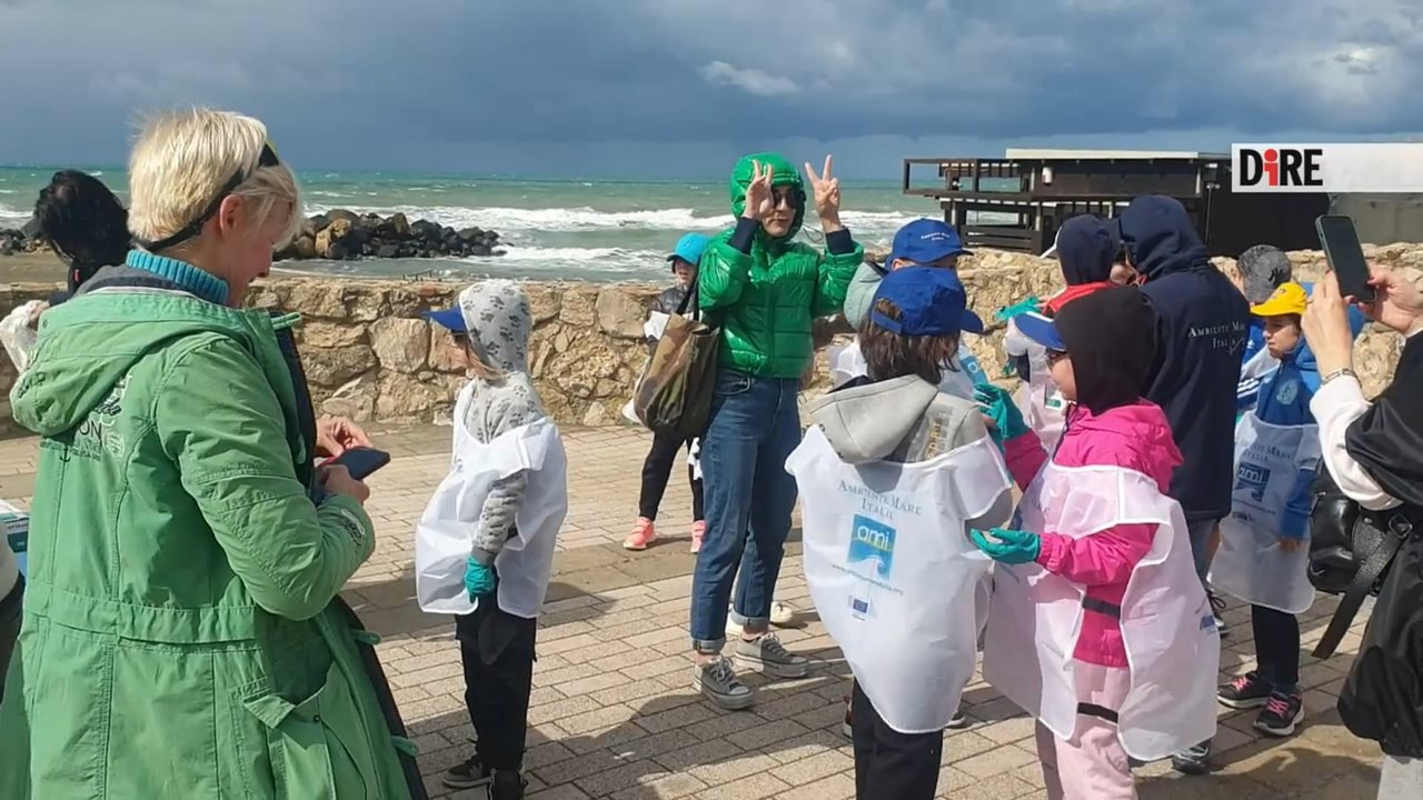 Giornata mondiale della Terra, 250 alunni di Roma puliscono la spiaggia di Ladispoli