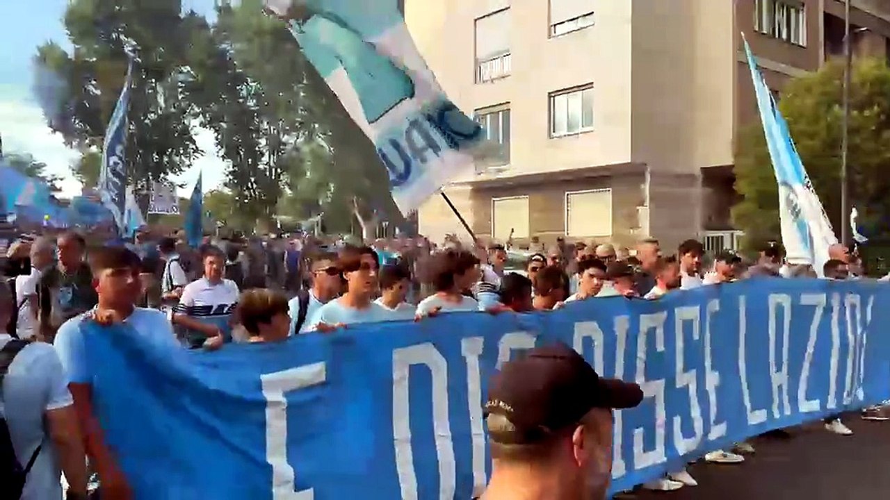 Roma si tinge ancora di biancoceleste: il corteo dei laziali contro Lotito - VIDEO