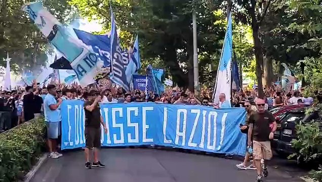 Striscioni e cori contro Lotito alla grande manifestazione dei tifosi della Lazio