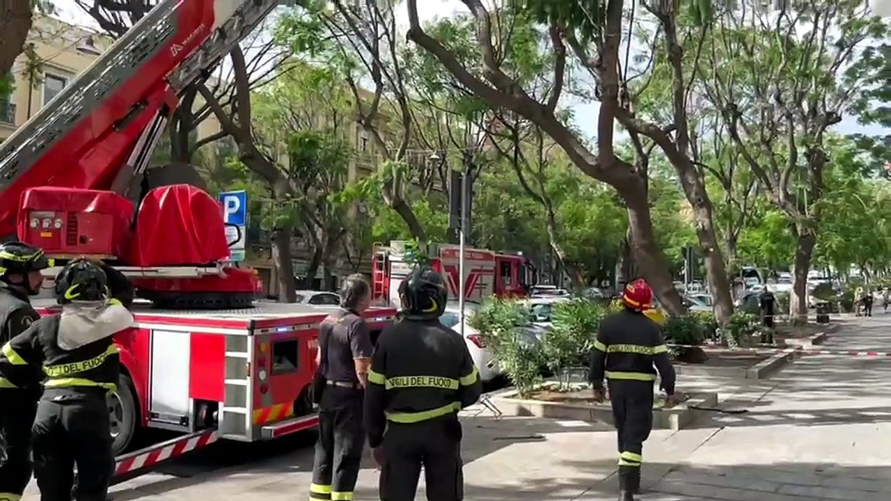 Lampione pericolante per il vento, intervengono i vigili del fuoco