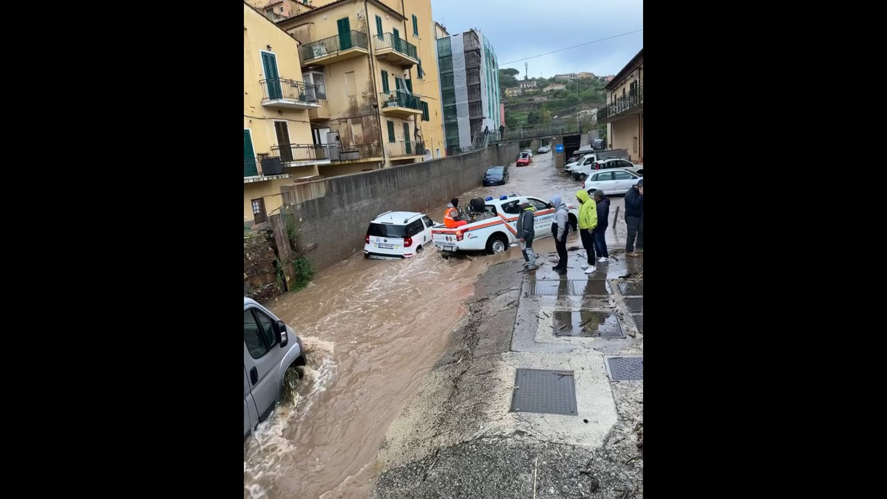 Isola d'Elba, soccorritori in azione a causa dei danni da maltempo