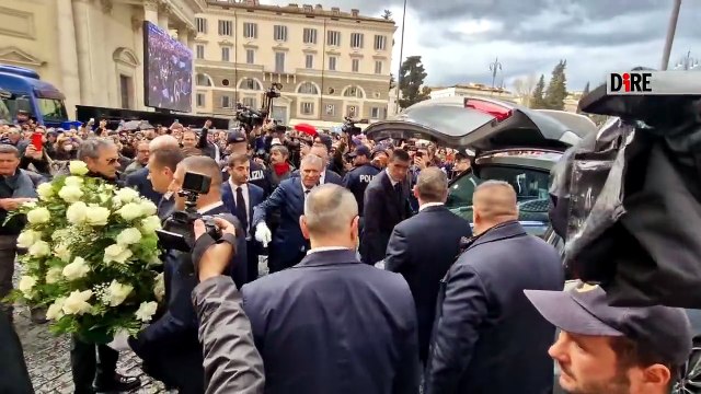 VIDEO | In migliaia sotto la pioggia in piazza del Popolo per i funerali di Maurizio Costanzo