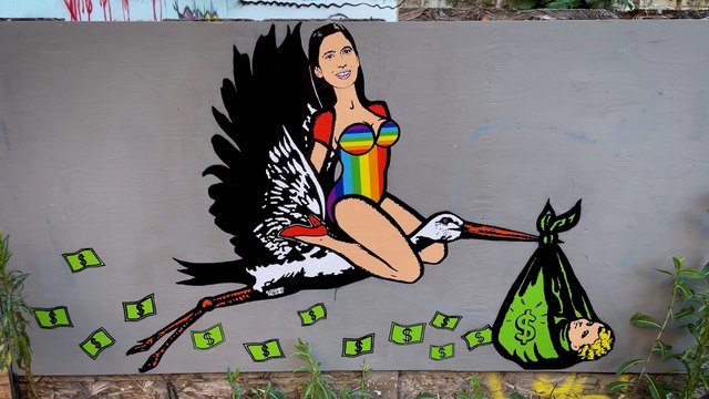 Al Milano Pride 2024, Schlein sul dorso di una cicogna nel murales di aleXsandro