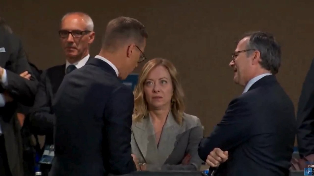 Al vertice NATO, la premier Meloni incrocia gli occhi in attesa di Biden: virale sulla rete