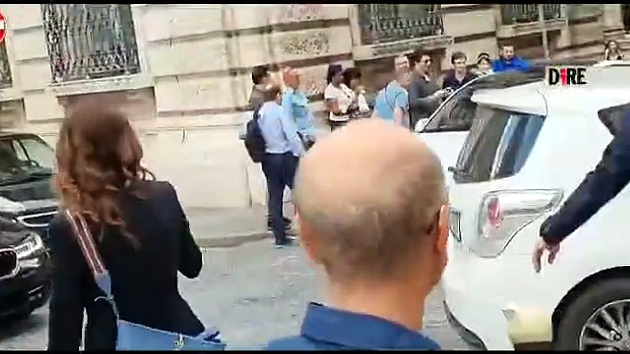 Elon Musk in Tesla sfida il traffico per raggiungere palazzo Chigi
