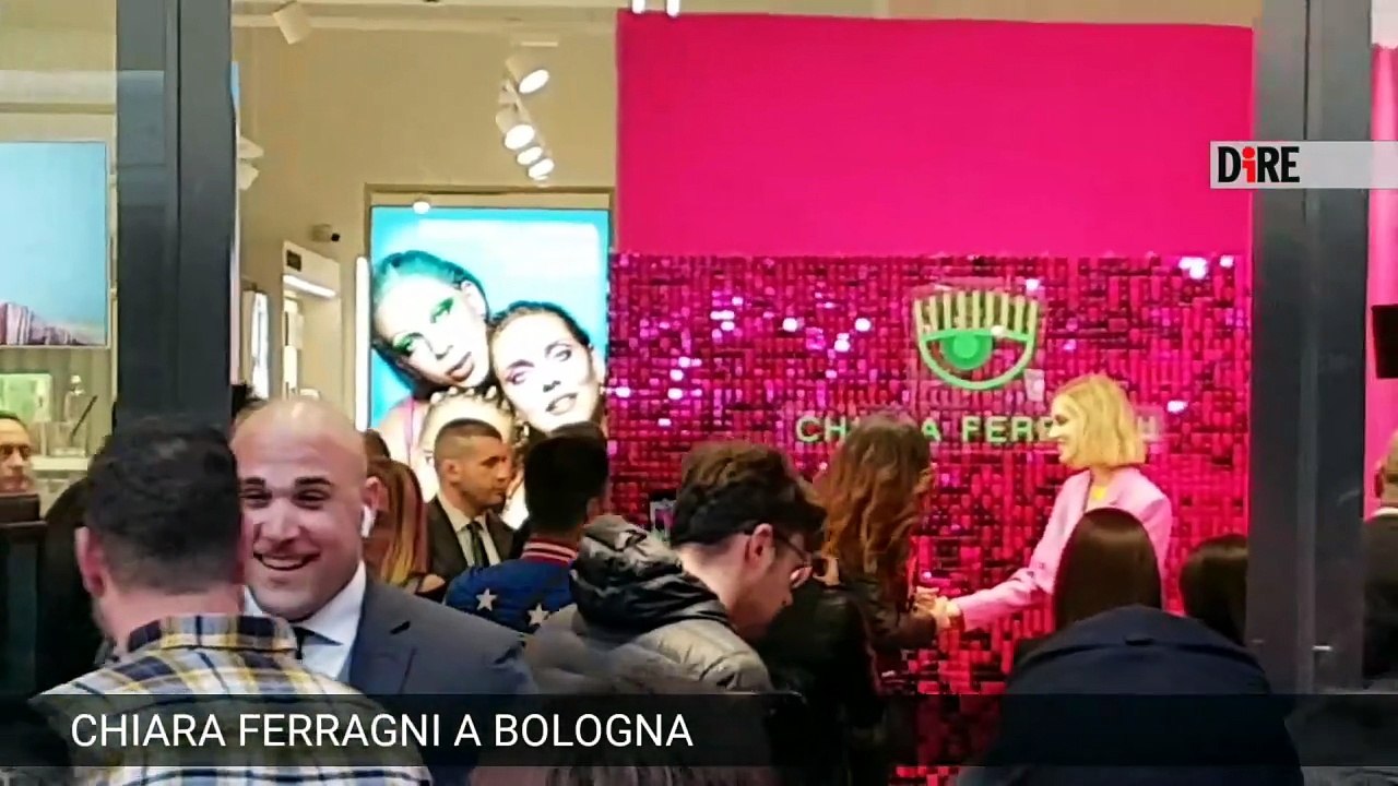 FOTO | VIDEO | A Bologna fan in delirio per Chiara Ferragni tra selfie e abbracci