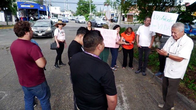 Vecinos de Zapopan protestan contra posible tala de árboles por proyecto de parque lineal
