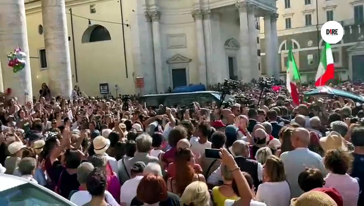 A Roma i funerali di Michela Murgia, in migliaia per salutarla
