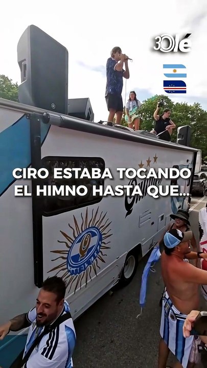 Ciro sorprendió a los hinchas en el banderazo de Miami y desató una fiesta hasta que apareció la policía