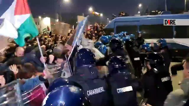 FOTO | VIDEO | Palestina, scontri davanti alla sede Rai a Bologna. Al Tg il comunicato dei manifestanti