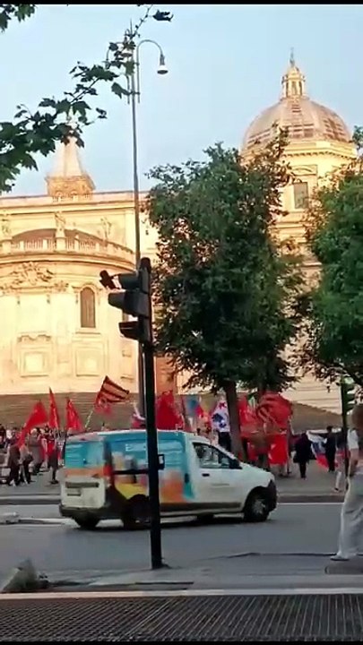 VIDEO | Il popolo russo a Roma celebra il 'giorno della vittoria': cortei pro e contro Putin