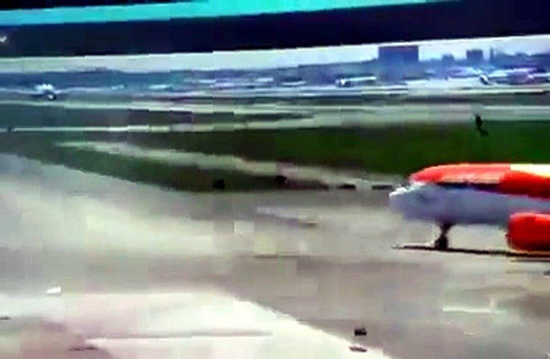 VIDEO | Paura a Malpensa: aereo in decollo urta con la coda sulla pista