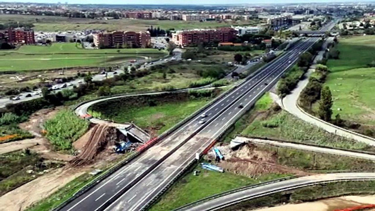 VIDEO | Crolla un ponte sull'A1 a Tor Vergata durante lavori di demolizione: tragedia sfiorata