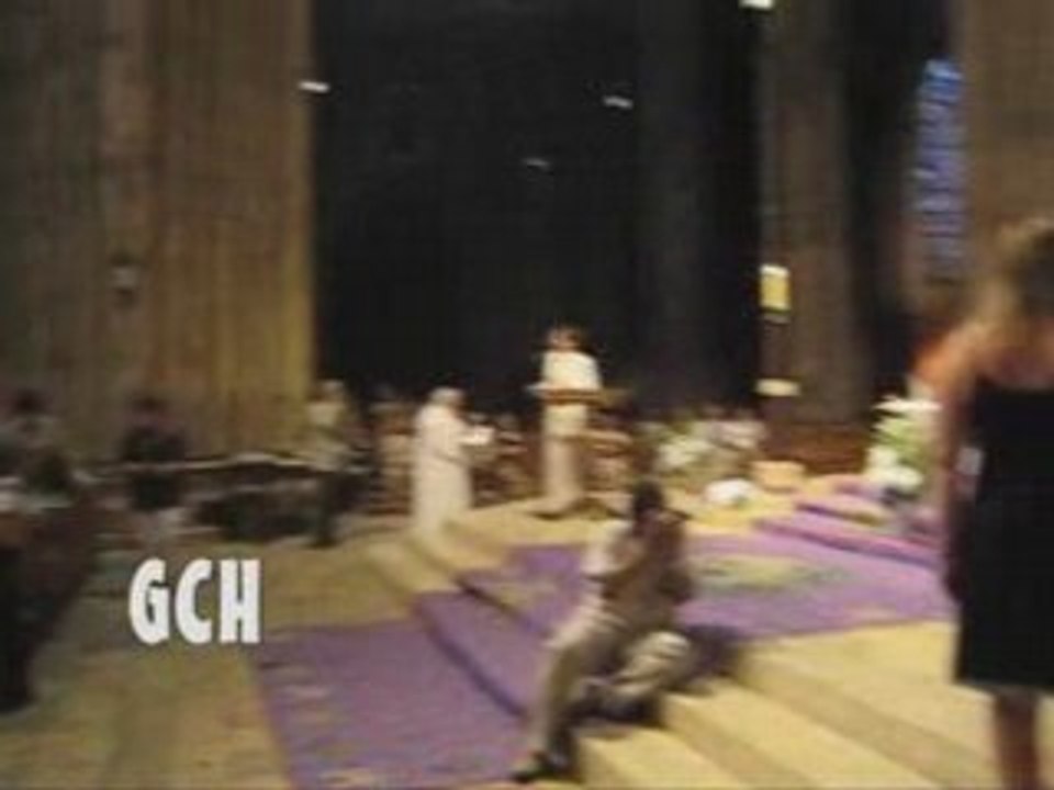 CHANT DANS LA CATHEDRALE DE CHARTRES 2008