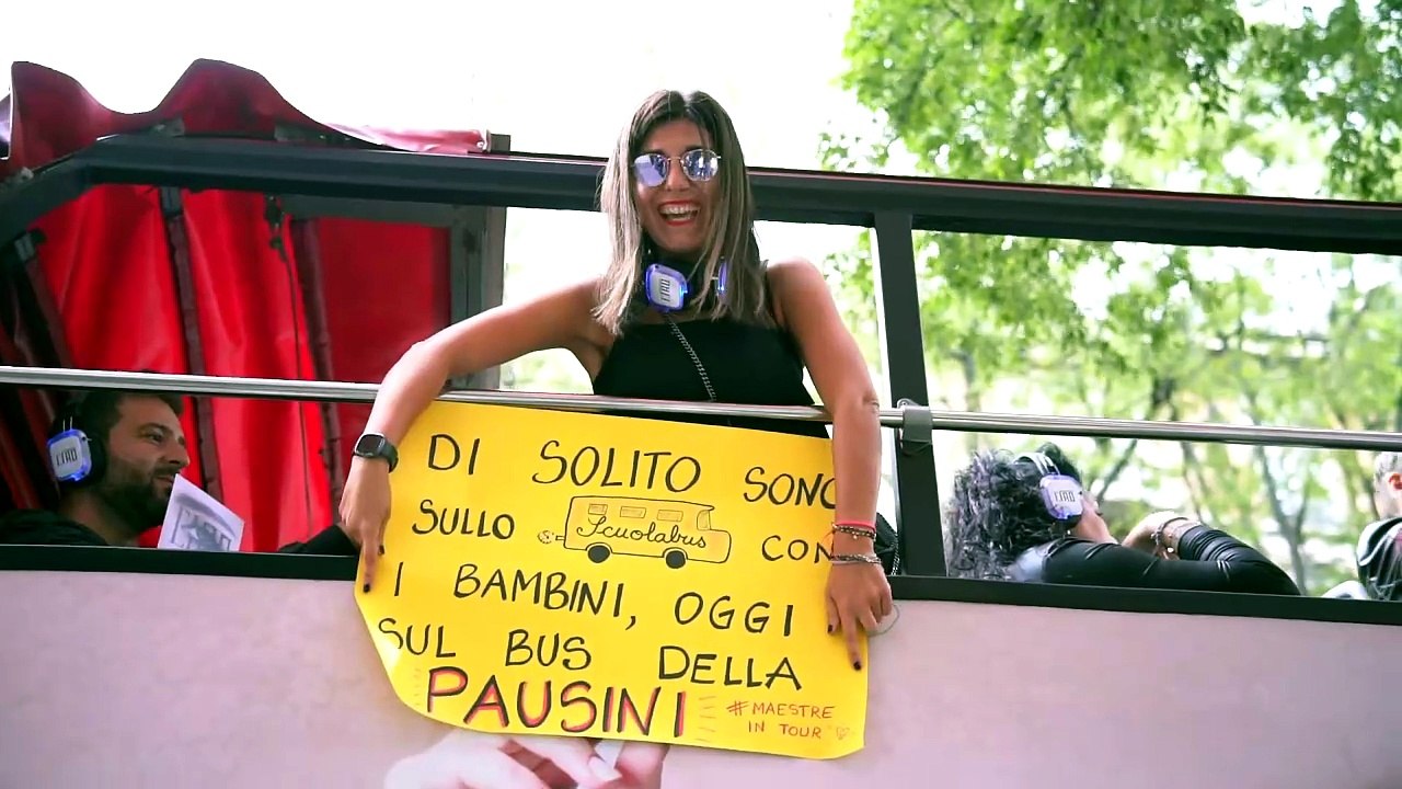 Laura Pausini in giro per Milano su un bus a due piani per presentare il nuovo singolo: "Ciao"