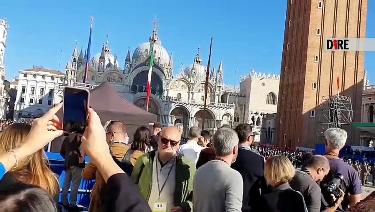 Giornata delle Forze Armate: frecce tricolori e paracadutisti sui cieli di Venezia