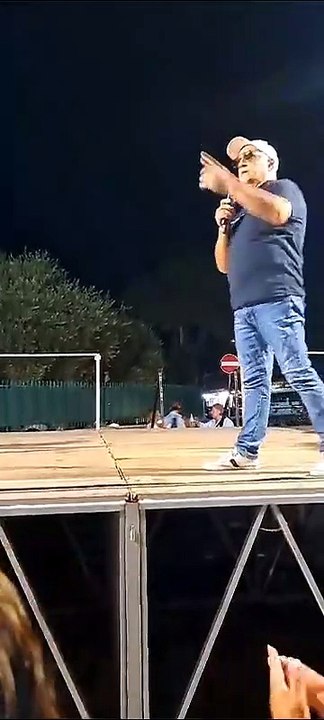 Crolla il palco durante un concerto: paura per Gigione che precipita sotto