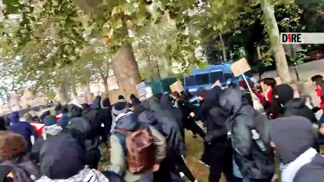 Bologna, scontri tra collettivi e forze dell'ordine alla manifestazione contro Casapound. Piantedosi: Vergogna per gli attacchi, la politica prenda le distanze