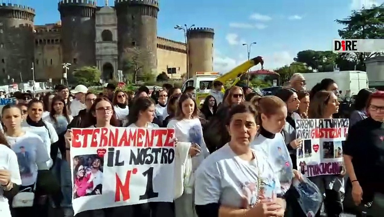 VIDEO | A Napoli il corteo contro le violenze: "Basta armi, combattere la povertà educativa"