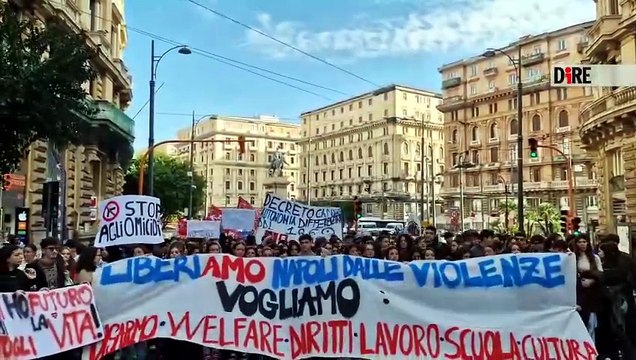 VIDEO | A Napoli il corteo contro le violenze: Basta armi, combattere la povertà educativa