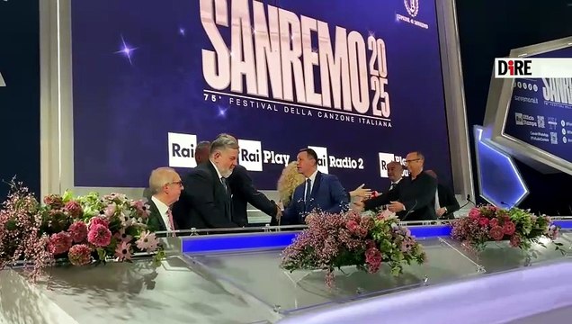 Sanremo, Antonella Clerici e Gerry Scotti arrivano alla conferenza stampa