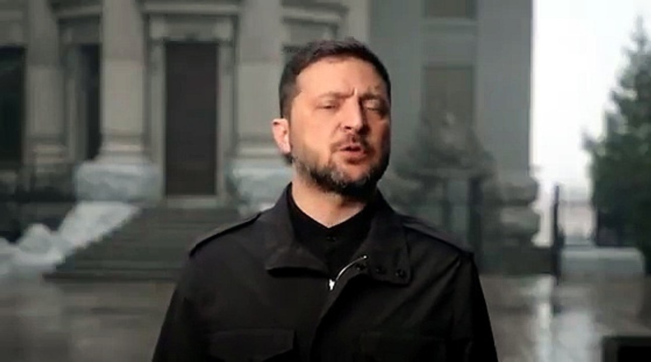 Zelensky mostra gli ultimi danni degli attacchi russi