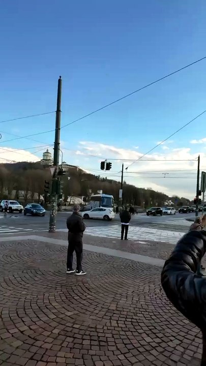 Torino, il momento in cui il bus cade nel Po