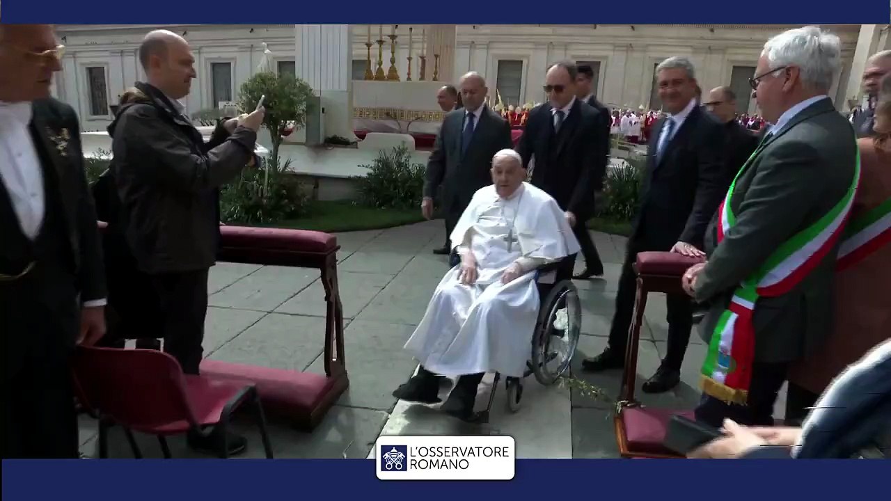 Papa Francesco a sorpresa in piazza San Pietro per la domenica delle palme
