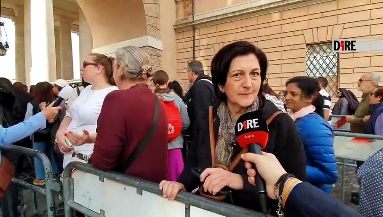 Papa Francesco, l'omaggio dei fedeli a San Pietro