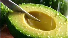 Alpukat = lemak baik 💚 Setengah buah/hari aja udah: 1. Jaga jantung & tekanan darah  2. Serat 10gr = perut nyaman 3. Ada Vitamin E, K, Folat & Lutein