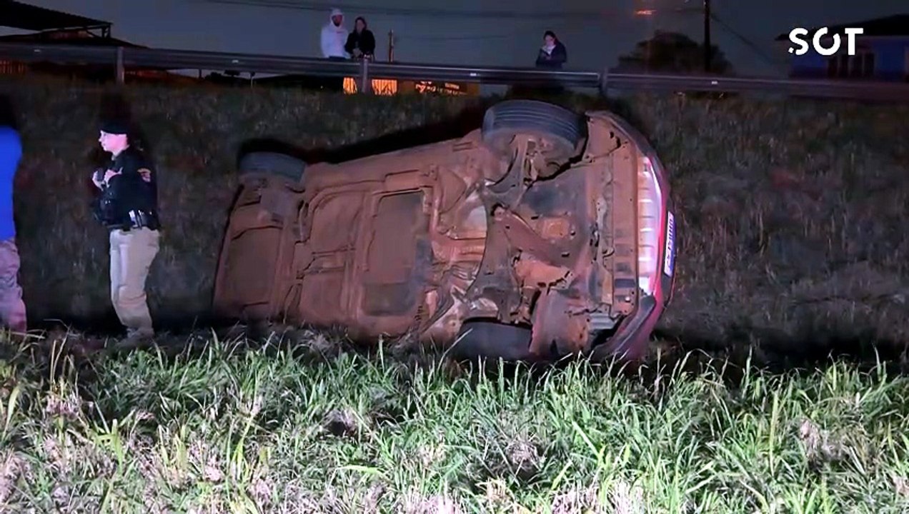 Motorista abandona veículo após saída de pista e capotamento na PRc-467, em Cascavel