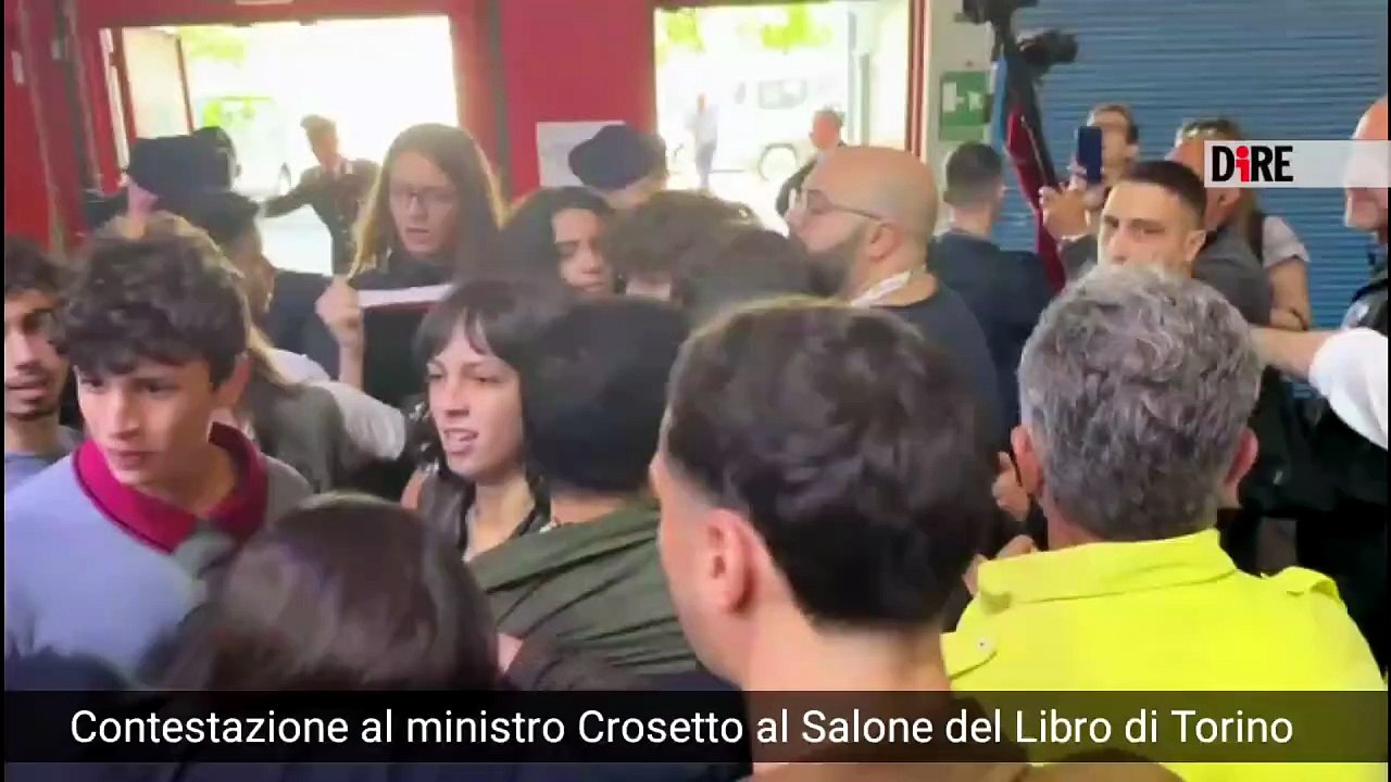 Crosetto in guerra vacci tu", il ministro contestato al Salone del libro di Torino