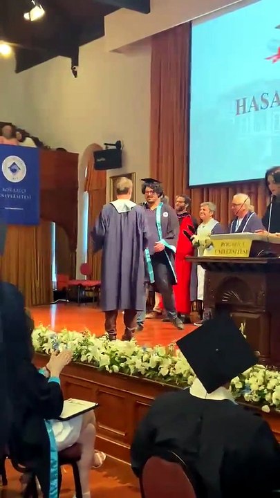 Boğaziçi’nde fotoğraf çektirmek istemeyen öğrenciyle akademisyen arasında gerginlik
