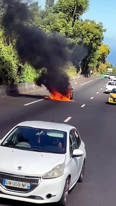Saint-Pierre : un véhicule en feu sur la quatre voies en direction du Tampon, prudence dans le secteur