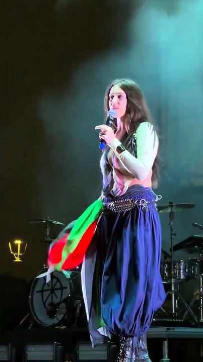 Gaia sul palco di Livorno con la bandiera della Palestina: "Siamo tutti umani e interconnessi"
