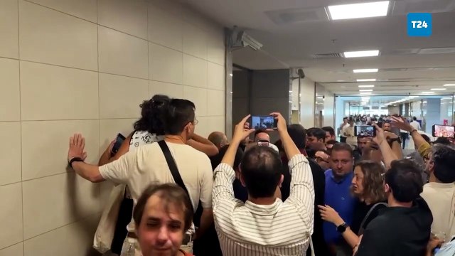 Deniz Göktaş için Çağlayan Adliyesi'ne giden gazetecilerin geçişi çevik kuvvet tarafından engellendi: 'Deniz Göktaş yalnız değildir' sloganı atıldı