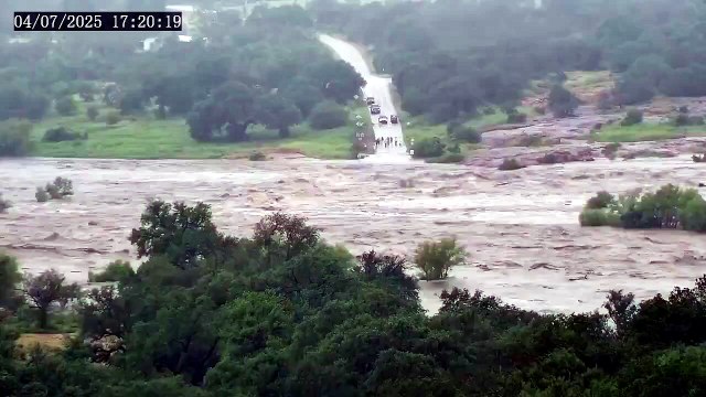 Alluvioni in Texas: almeno 50 morti, tra cui 15 bambini, 27 ragazze ancora disperse