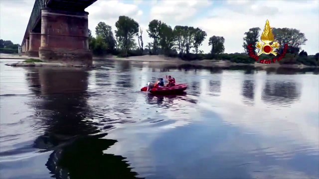 I Vigili del fuoco cercano il 16enne disperso nel fiume Po