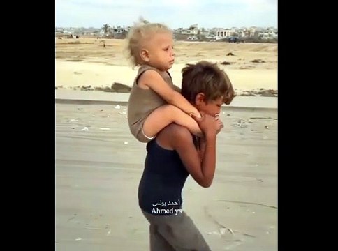 Le immagini choc dei bambini in fuga da Gaza City