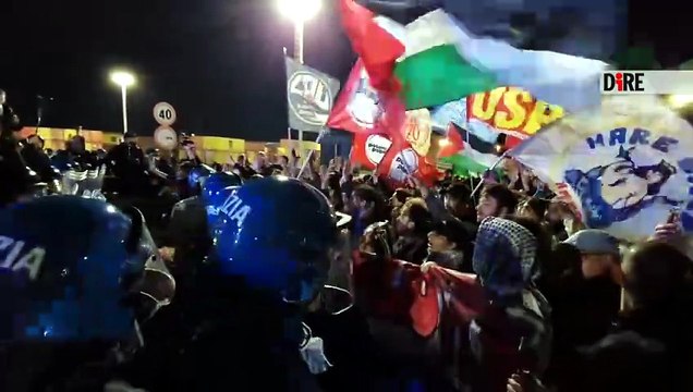 A NAPOLI TENSIONI MANIFESTANTI FORZE ORDINE, POI CORTEO ARRETRA